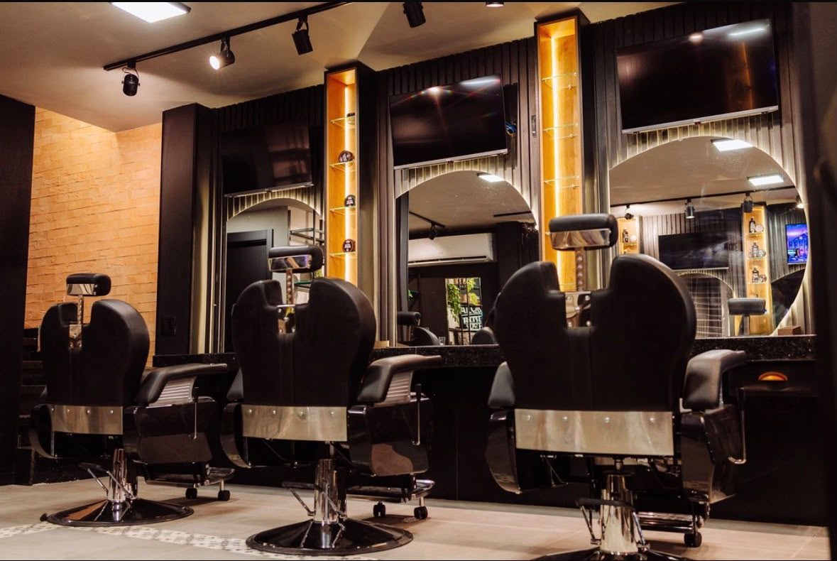 Área de lazer com sinuca reformada na Falcone's Barber Shop pela Exclusive Engenharia