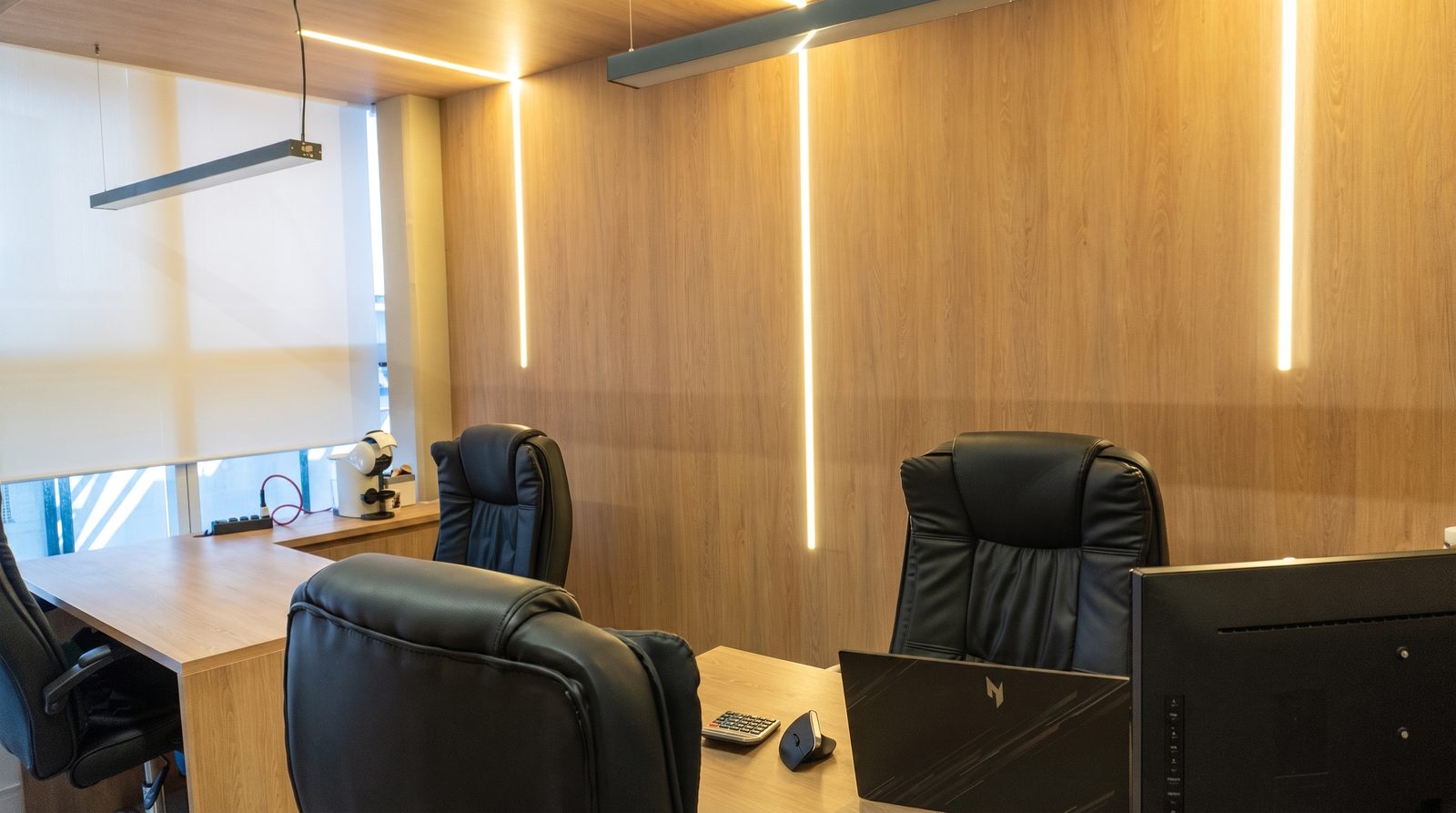 Sala corporativa da JRA Energy reformada pela Exclusive Engenharia