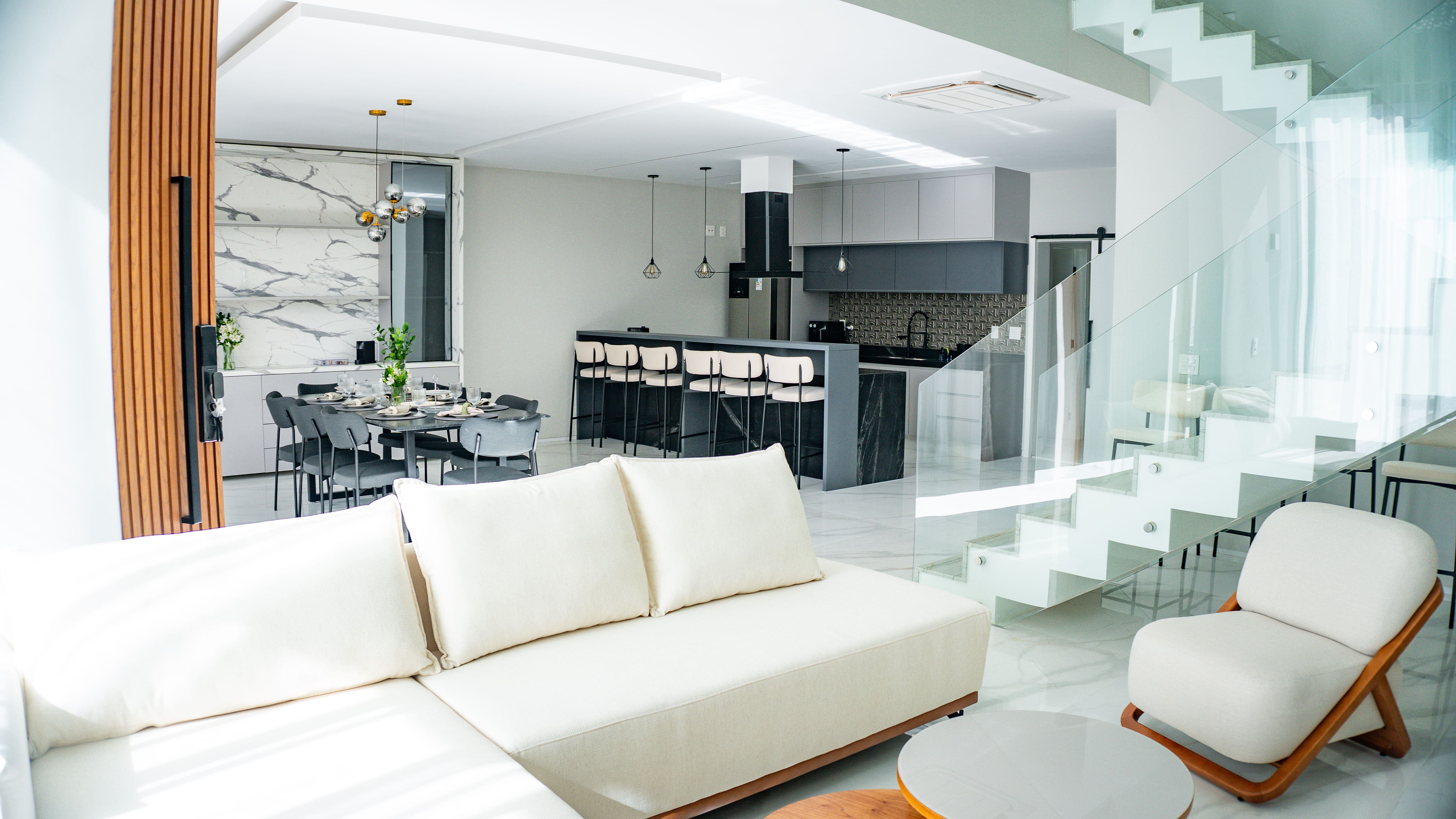 Sala de estar integrada em apartamento no Rio de Janeiro pela Exclusive Engenharia